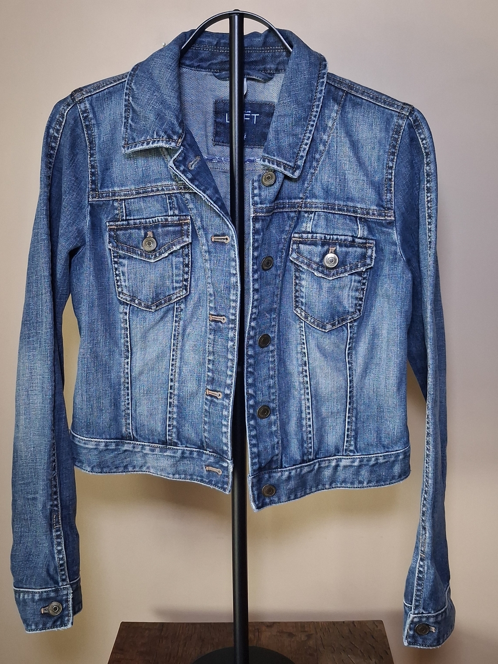 ANN TAYLOR LOFT  Women's Cropped Jean Jacket; Size 4